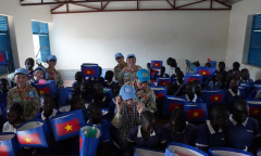 Kỷ niệm ngày Giải phóng miền Nam, bác sĩ Việt Nam tặng quà học sinh Nam Sudan