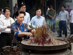 Chủ tịch Quốc hội dâng hương tưởng niệm các Vua Hùng Chủ tịch Quốc hội dâng hương tưởng niệm các Vua Hùng