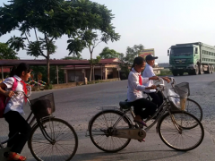 Quốc Oai (Hà Nội): “Phớt lờ” biển cấm, xe quá khổ quá tải vẫn… tung hoành? Quốc Oai (Hà Nội): “Phớt lờ” biển cấm, xe quá khổ quá tải vẫn… tung hoành?