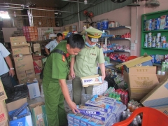 Bình Dương: Chuyển truy cứu trách nhiệm hình sự vụ tàng trữ gần 3.000 bao thuốc lá nhập lậu, giả mạo nhãn hiệu Bình Dương: Chuyển truy cứu trách nhiệm hình sự vụ tàng trữ gần 3.000 bao thuốc lá nhập lậu, giả mạo nhãn hiệu