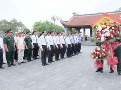 Dâng hương tưởng niệm Chủ tịch Hồ Chí Minh, đồng chí Nguyễn Đức Cảnh và Đền thờ Liệt sĩ tỉnh Thái Bình
