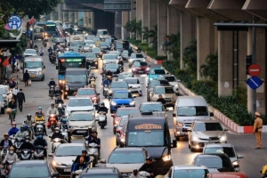 Lo ngại tăng lệ phí trước bạ, người dân Hà Nội gấp rút mua ô tô, xe máy cuối năm