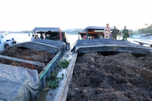 An Giang phát hiện, bắt giữ 7 tàu chở đất không có hóa đơn, chứng từ hợp pháp