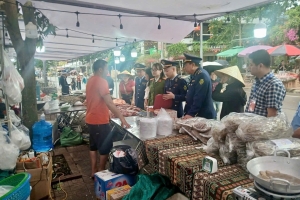 Đội QLTT số 11 Bắc Ninh: Siết chặt kiểm soát giá cả và an toàn thực phẩm tại Hội Lim 2026