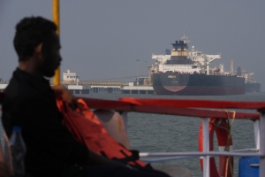 Hormuz “mở có chọn lọc”: Iran dùng đòn bẩy hàng hải và tiền tệ giữa căng thẳng leo thang