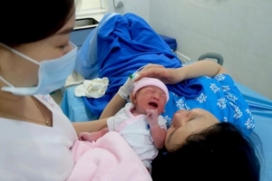 Đề xuất lao động nam được nghỉ 10 ngày khi vợ sinh con thứ hai nhằm ứng phó đà giảm sinh