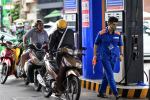 Giá xăng dầu hôm nay 3/8: Dầu thế giới lao dốc gần 6%