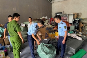 Lạng Sơn: Tạm giữ hơn 3.300 sản phẩm kem sáp vệ sinh giày không rõ nguồn gốc