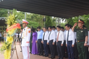 Lãnh đạo thành phố Hà Nội dâng hương, tri ân các anh hùng liệt sĩ tại Quảng Trị