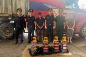 Hải quan Lao Bảo phát hiện 16 hộp pháo hoa nổ qua công tác soi chiếu