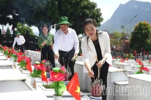 Đoàn đại biểu tỉnh Phú Thọ dâng hương tri ân các Anh hùng liệt sĩ tại Vị Xuyên