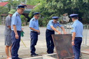 Đội QLTT số 4 Lạng Sơn tăng cường kiểm tra, giám sát các cửa hàng xăng dầu
