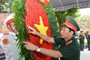 Đại tướng Phan Văn Giang viếng các anh hùng liệt sĩ tại Công viên Lê Thị Riêng
