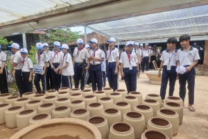 100 em học sinh trải nghiệm nghề sơn mài và nghề gốm hơn 160 năm