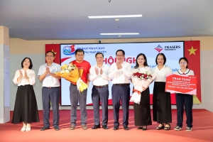 Phường Ngô Quyền phối hợp trao tặng sách giáo khoa và đồng phục cho 307 học sinh trước năm học mới