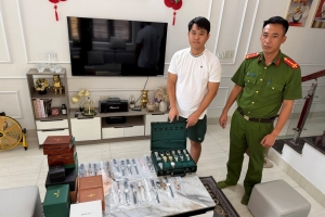 Quảng Ninh: Khởi tố hộ kinh doanh buôn bán đồng hồ giả mạo nhiều thương hiệu nổi tiếng