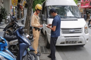 Từ 10/8, xe hợp đồng đón, trả khách sai quy định có thể bị thu hồi giấy phép