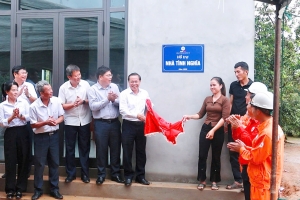 Điện lực Quảng Trị bàn giao 10 nhà tình nghĩa cho hộ khó khăn