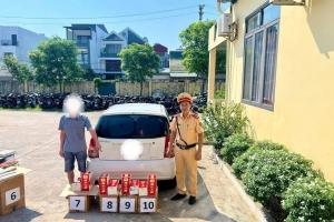 Quảng Ninh: Phát hiện xe ô tô chở 4.500 bao thuốc lá và 24 chai rượu không có giấy tờ hợp pháp
