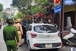 Ô tô biển trắng chở khách thu tiền bị phạt lên đến 14 triệu đồng và trừ 6 điểm giấy phép lái xe