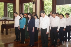 Đồng chí Võ Thị Ánh Xuân dâng hương tưởng nhớ Chủ tịch Tôn Đức Thắng