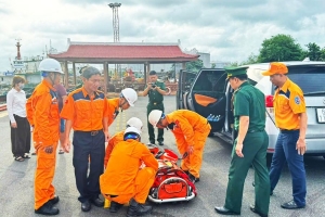 Kịp thời đưa 1 ngư dân nghi bị đau ruột thừa trên vùng biển Côn Đảo về bờ an toàn