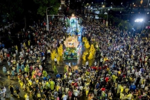 Người dân xứ Nghệ che ô, mặc áo mưa "cháy" hết mình cùng đại tiệc Carnival