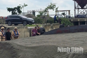 Ninh Bình: Phát hiện phương tiện vận chuyển hơn 700 m³ cát đen không rõ nguồn gốc