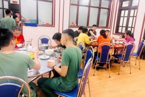 Đồn Biên phòng cửa khẩu cảng Hòn Gai giúp 13 người dân tránh trú mưa bão