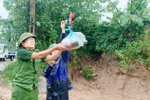 Bắc Ninh: Dùng ròng rọc và drone đưa nhu yếu phẩm đến người dân vùng lũ bị cô lập