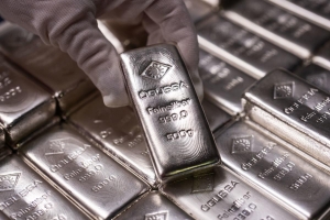 Giá bạc hôm nay 24/8: Áp sát mốc 70 USD/ounce