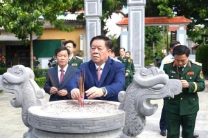 Chủ nhiệm Tổng cục Chính trị Quân đội nhân dân Việt Nam dâng hương tri ân Đại tướng Võ Nguyên Giáp