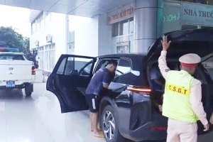 Đắk Lắk: Cảnh sát giao thông hỗ trợ đưa người bị nhồi máu cơ tim đi cấp cứu kịp thời