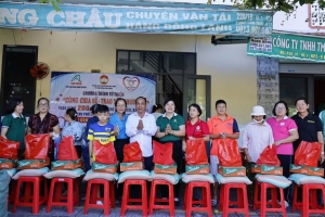 Ấm áp nghĩa tình từ những phần quà trao gửi đến người dân phường Đông Hưng Thuận