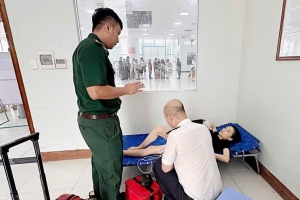 Kịp thời sơ cứu nữ hành khách bị ngất tại cửa khẩu Móng Cái