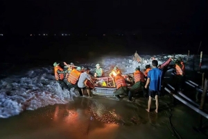 Kịp thời cứu hộ nhiều thuyền đánh cá bị sóng cuốn trôi ở Quảng Trị