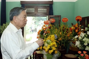 Tổng Bí thư, Chủ tịch nước Tô Lâm dâng hương tưởng nhớ Chủ tịch Hồ Chí Minh