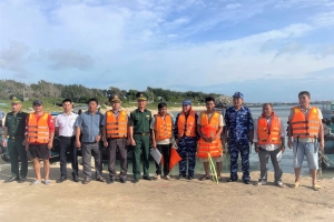 Tàu 467 lai dắt tàu cá cùng 21 ngư dân về đặc khu Phú Quý an toàn