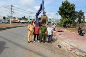 TP. HCM: CSGT Rạch Chiếc xử lý vi phạm tại công trình thi công trên đường Hoàng Hữu Nam