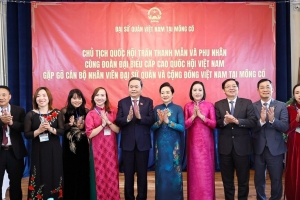 Chủ tịch Quốc hội và Phu nhân gặp gỡ cộng đồng người Việt Nam tại Mông Cổ