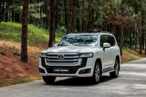 Chi 6 tỷ đồng cho Land Cruiser LC300 HEV: Đại gia Việt trả tiền cho công nghệ hay sự khan hiếm?