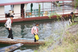 Không để học sinh phải nghỉ học, bỏ học vì điều kiện giao thông, đi lại khó khăn