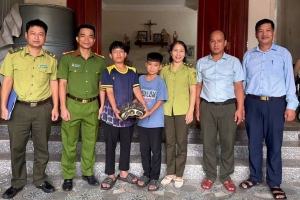 Hà Tĩnh: Hai nam sinh tự nguyện giao nộp cá thể rùa quý hiếm