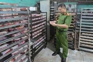 Công an Ninh Bình tăng cường kiểm soát bánh kẹo dịp Tết Trung thu