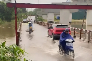 Hà Nội: Tạm dừng lưu thông qua cầu 72 do nước sông Đáy dâng cao