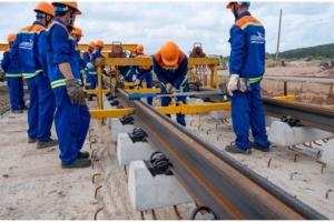 Tuyến LRT đầu tiên tại Phú Quốc đang cấp tập lắp đặt 2.850 thanh ray