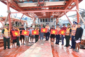 Vùng Cảnh sát biển 3 tuyên truyền chống khai thác IUU tại cảng Cát Lở