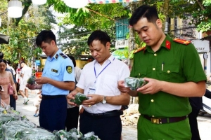 Kiểm tra việc chấp hành các quy định an toàn thực phẩm dịp Lễ hội Thành Tuyên