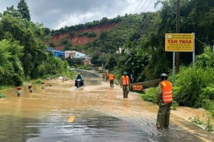 Lâm Đồng: Hàng chục cán bộ, chiến sĩ ngày đêm hỗ trợ người dân vùng ngập
