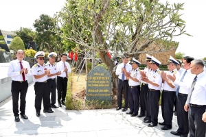 Thủ tướng Chính phủ Lê Minh Hưng dâng hương, trồng cây lưu niệm tại Quần thể di tích bến K15